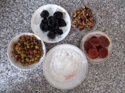 Конфеты из сухофруктов в блендере - шаг 1