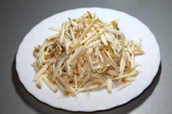 Салат с капустой и копчёным сыром - шаг 2