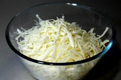 Салат с капустой и копчёным сыром - шаг 3