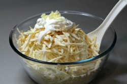 Салат с капустой и копчёным сыром - шаг 4