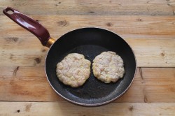 Котлеты куриные рубленные с майонезом - шаг 7