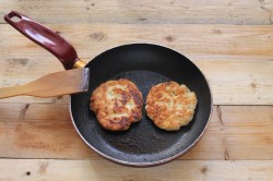 Котлеты куриные рубленные с майонезом - шаг 8