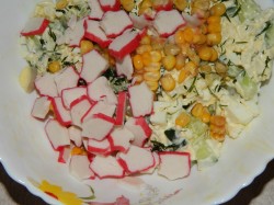 Крабовый салат с рисом, огурцом и кукурузой классический - шаг 7 Крабовый салат с рисом, огурцом и кукурузой классический - шаг 7