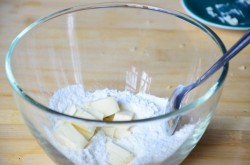 Крамбл с миндалем яблоками и сливочным маслом - шаг 6