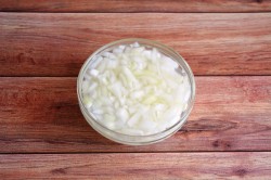 Слоеный салат с грудками Крыска - шаг 2