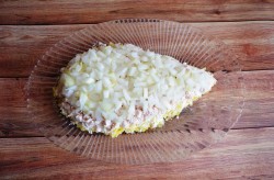 Слоеный салат с грудками Крыска - шаг 6