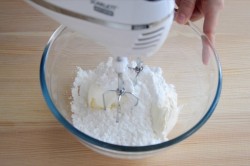 Крем из сливочного сыра и сливок для торта - шаг 4 Крем из сливочного сыра и сливок для торта - шаг 4