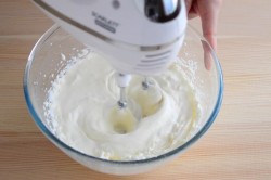 Крем из сливочного сыра и сливок для торта - шаг 6 Крем из сливочного сыра и сливок для торта - шаг 6