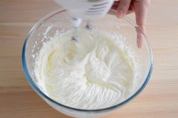 Крем из сливочного сыра и сливок для торта - шаг 7 Крем из сливочного сыра и сливок для торта - шаг 7