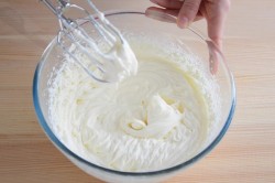 Крем из сливочного сыра и сливок для торта - шаг 8 Крем из сливочного сыра и сливок для торта - шаг 8