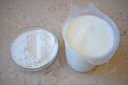 Крем из сливок и сахарной пудры - шаг 1 Крем из сливок и сахарной пудры - шаг 1