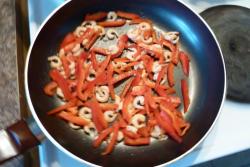 Креветки с болгарским перцем на ананасах - шаг 5