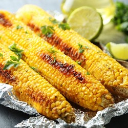 Кукуруза запеченная в фольге на мангале