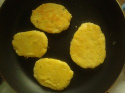 Кукурузные лепешки с сыром - шаг 5