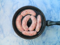 Купаты полуфабрикаты на сковороде - шаг 3