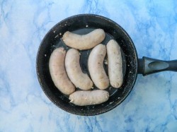 Купаты полуфабрикаты на сковороде - шаг 4