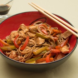 Грудка индейки с гречневой лапшой, свежим огурцом и перцем