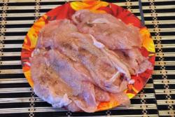 Рулет из филе страуса с черносливом - шаг 2