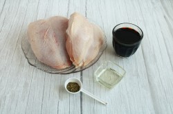 Куриные грудки в соевом соусе на сковороде - шаг 1 Куриные грудки в соевом соусе на сковороде - шаг 1