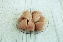 Куриные грудки в соевом соусе на сковороде - шаг 2 Куриные грудки в соевом соусе на сковороде - шаг 2