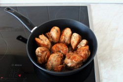 Куриные грудки в соевом соусе на сковороде - шаг 7 Куриные грудки в соевом соусе на сковороде - шаг 7