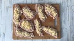 Куриные рулетики в беконе - шаг 5