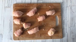Куриные рулетики в беконе - шаг 6