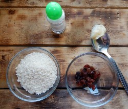 Кутья из риса с изюмом и медом - шаг 1