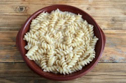 Лапшевник в духовке из макарон с яйцом - шаг 6