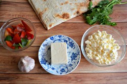 Лаваш с творогом и плавленым сыром в духовке - шаг 1