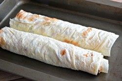 Лаваш с творогом и плавленым сыром в духовке - шаг 7