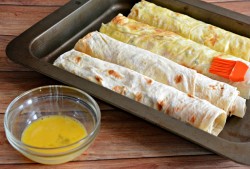 Лаваш с творогом и плавленым сыром в духовке - шаг 8