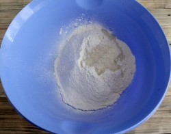 Лепешки на воде и муке на сковороде - шаг 1