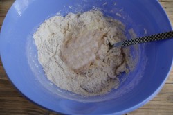 Лепешки на воде и муке на сковороде - шаг 2