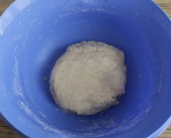 Лепешки на воде и муке на сковороде - шаг 3