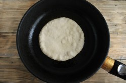 Лепешки на воде и муке на сковороде - шаг 6