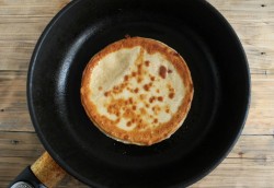 Лепешки на воде и муке на сковороде - шаг 7