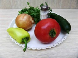 Летний салат из помидор и огурцов - шаг 1