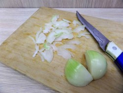 Летний салат из помидор и огурцов - шаг 2