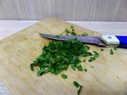 Летний салат из помидор и огурцов - шаг 3