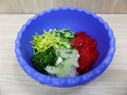 Летний салат из помидор и огурцов - шаг 7