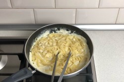 Макароны в сливочном соусе - шаг 7