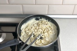 Макароны в сливочном соусе - шаг 8