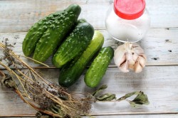 Малосольные огурцы быстрого приготовления в кастрюле - шаг 1