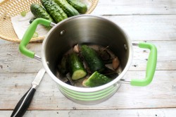 Малосольные огурцы быстрого приготовления в кастрюле - шаг 3