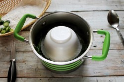 Малосольные огурцы быстрого приготовления в кастрюле - шаг 7