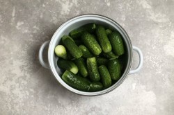 Малосольные огурцы в кастрюле горячим способом - шаг 5 Малосольные огурцы в кастрюле горячим способом - шаг 5