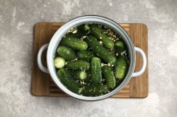 Малосольные огурцы в кастрюле горячим способом - шаг 7 Малосольные огурцы в кастрюле горячим способом - шаг 7