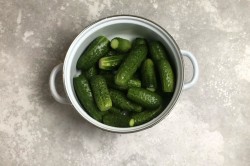 Малосольные огурцы в кастрюле горячим способом - шаг 3 Малосольные огурцы в кастрюле горячим способом - шаг 3