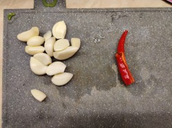 Малосольные огурцы в кастрюле холодным способом - шаг 2 Малосольные огурцы в кастрюле холодным способом - шаг 2